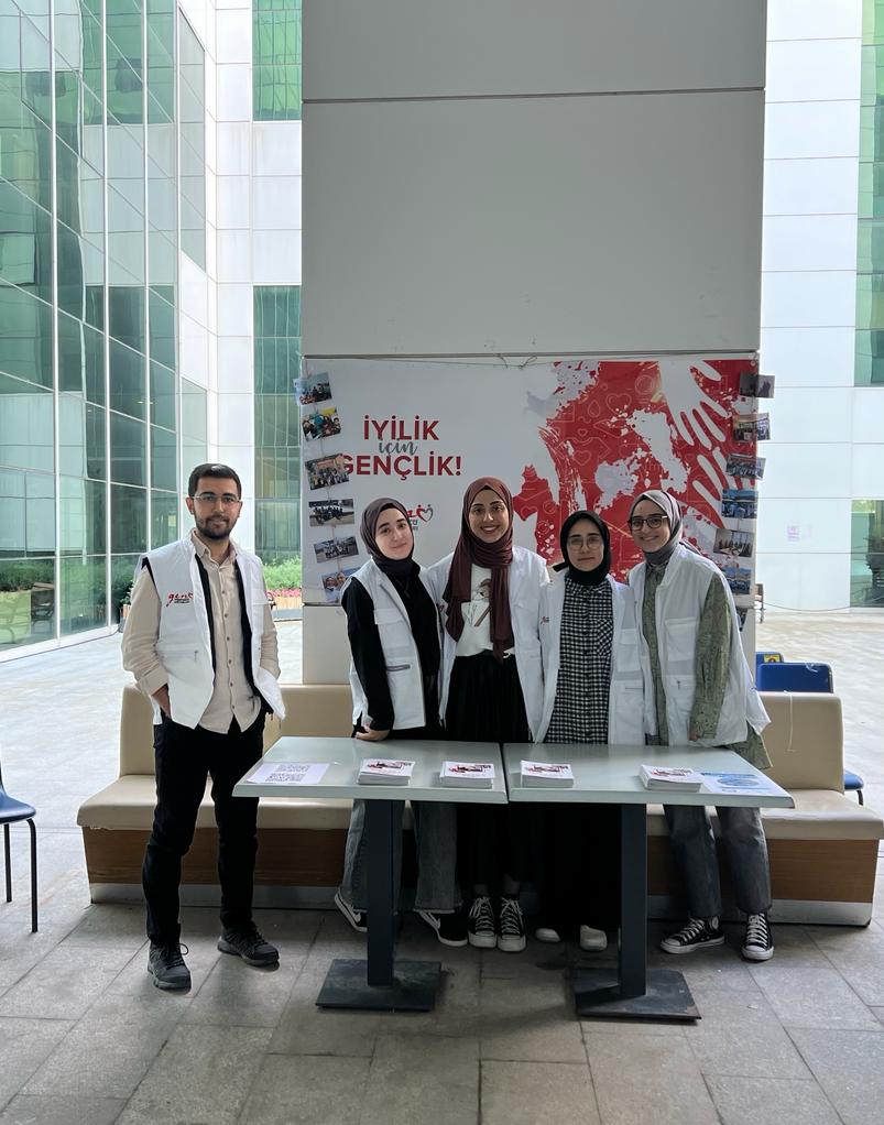 MarmaraGencyyd's tweet photo. Bugün Marmara Üniversitesi Tıp Fakültesi'nde tanıtım standımızda sizlerle buluştuk. İlgi gösteren herkese teşekkür ediyor ve aramıza yeni katılan gönüllülerimize de hoşgeldin diyoruz✨ Yeni dönemde gerçekleştireceğimiz etkinliklerimizde görüşmek dileğiyle💐 https://t.co/LRS6nGDX2j