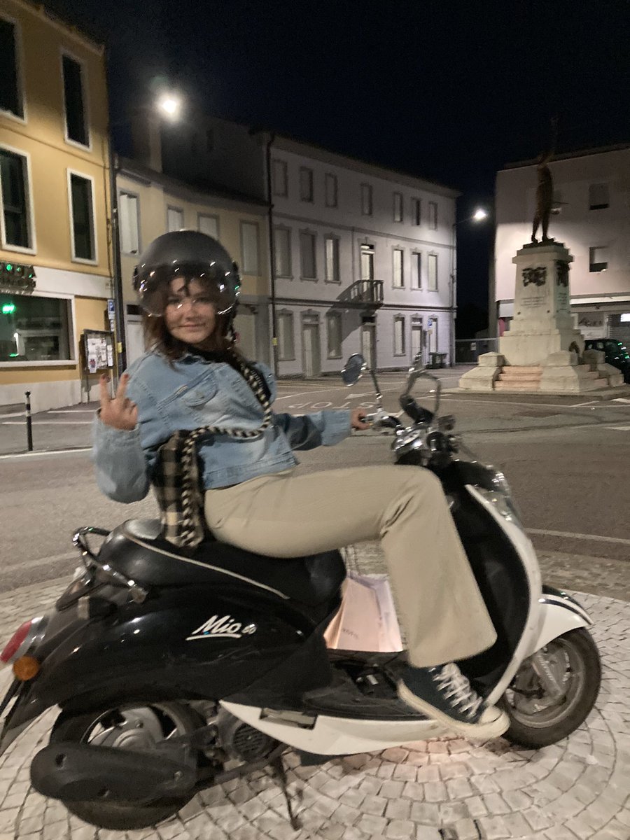 Non possiamo fare grandi vacanze
Non possiamo prenderci bei vestiti
Ma con un motorino scassato
Siamo felici.
Viva la Vida.