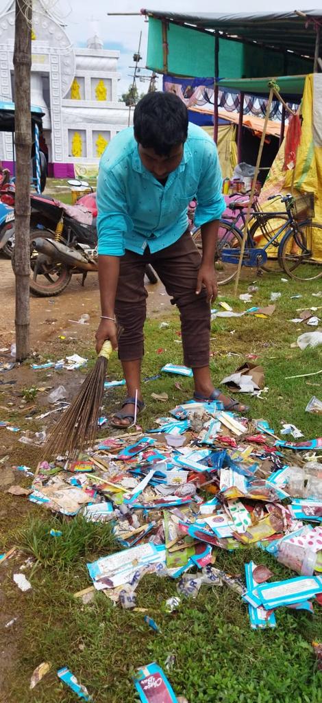 NSSUnit2_Belda's tweet photo. NSS Unit I, II, III volunteers Suvam Ghorai,Utpal Handal &amp; Sumit Handal have participated in Clean India  2.0.  at Belda Puja pandal. @rdnss_kolkata @_NSSAwards @_NSSIndia @SWACC @SwachhBharatGov #CleanIndiaCampaign2022 #CleanIndia_GreenIndia #CleanIndia2 #CleanIndia @mygovindia https://t.co/baJs8Vge3t