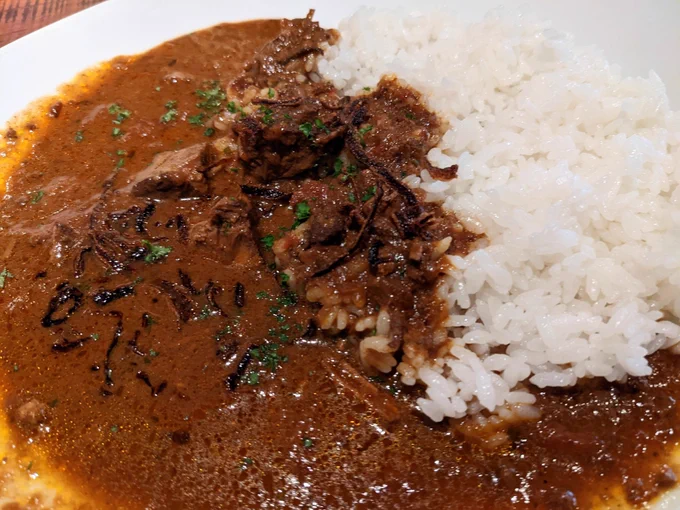 お仕事の方とランチ&打ち合わせ。ズームではなく、久々に対面打ち合わせで良い緊張感もあって、なんだかシャッキリで整う。人と会うっていいな〜。舌が肥えてる方の選んだお店はやはり美味しかった。南森町のキッチンコトコトさんで仔羊のカレー。他のも魅力的だった〜 