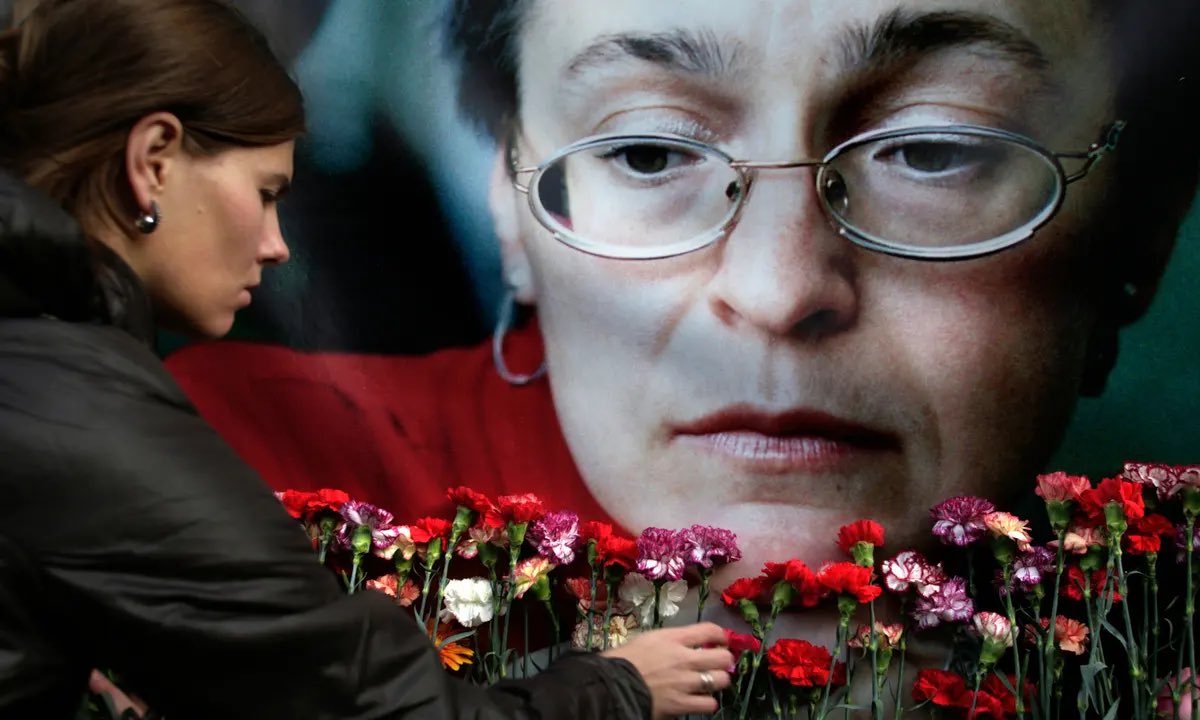 Ce jour-là, en 2006, la journaliste Anna Politkovskaïa a été assassinée dans la cage d’escalier de son immeuble. Ses enquêtes sur les crimes du régime poutinien dérangeaient le Kremlin. Assassinat politique, le jour de l'anniversaire de Poutine.

Jamais oublier. Jamais pardonner.