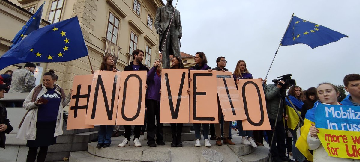 Volt staat vandaag bij de EU-top om aandacht te vragen voor meer Europese samenwerking en hervormingen.
#PragueSummit #noveto
