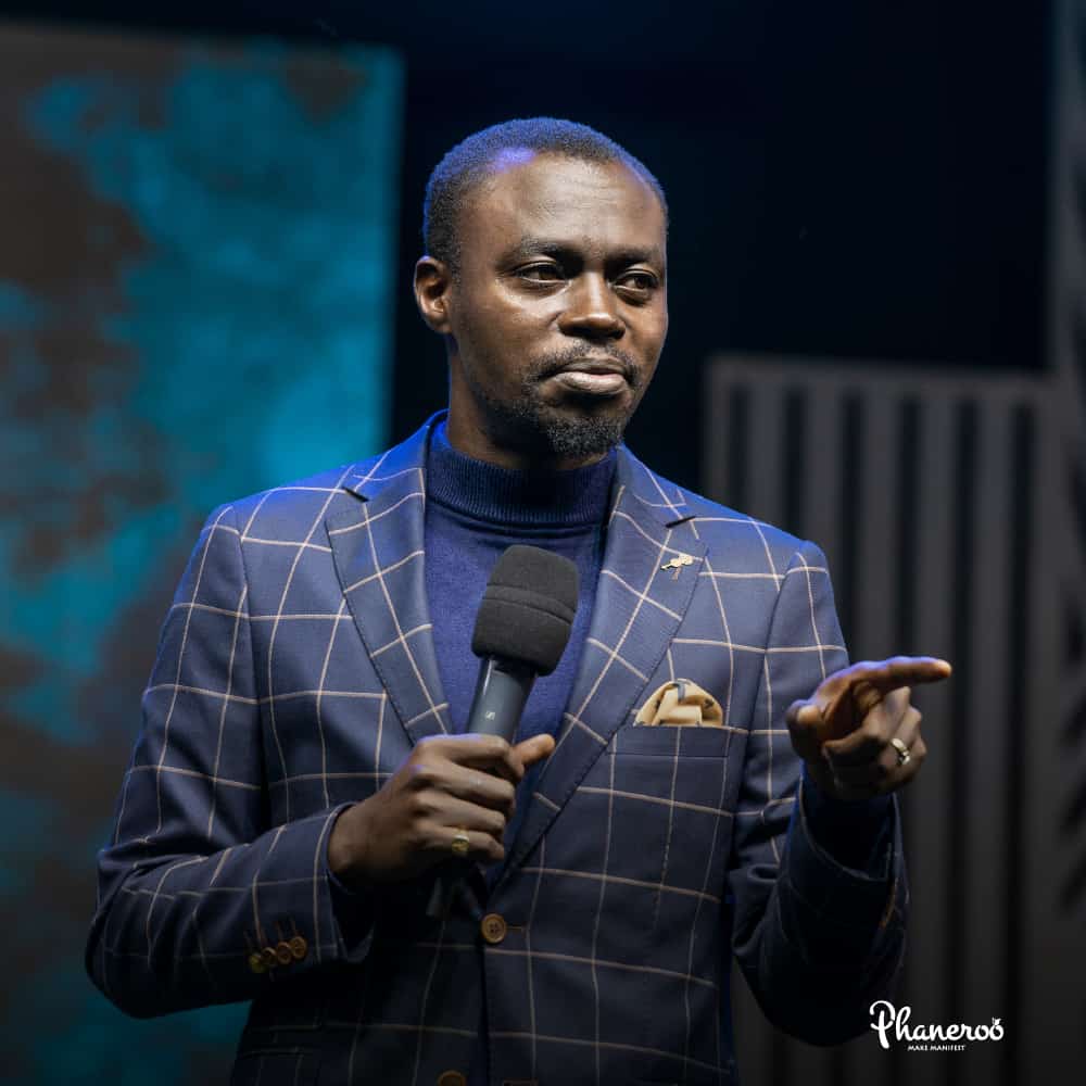 Let's be honest yesterday's #Phaneroo service is a must repeat because what in the world was that😂😂  i don't know whether it's were I was seated but I didn't see people jumping, shouting running Infront to give😂😂 sermon yabade fire ka link👇 bit.ly/Phaneroo407