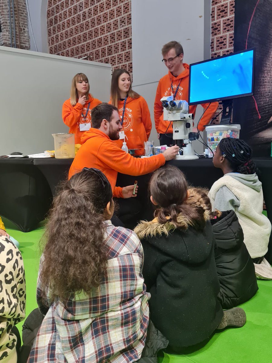 Deuxième jour pour les scolaires au Parcours scientifique @univ_lille à la Halle aux sucres ! Des chercheurs-doctorants dévoués pour leur public très attentif 😃 #FDS2022 #FestivalULille @univ_lille @Ombelliscience @hautsdefrance @lillefrance @sup_recherche @umr8576