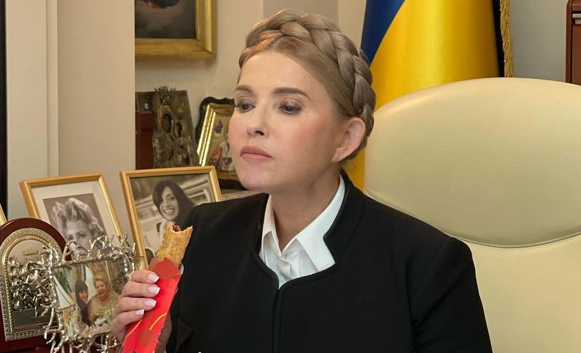 tabloid.pravda on Twitter: "Оце скучила: Тимошенко на тлі ікон ...