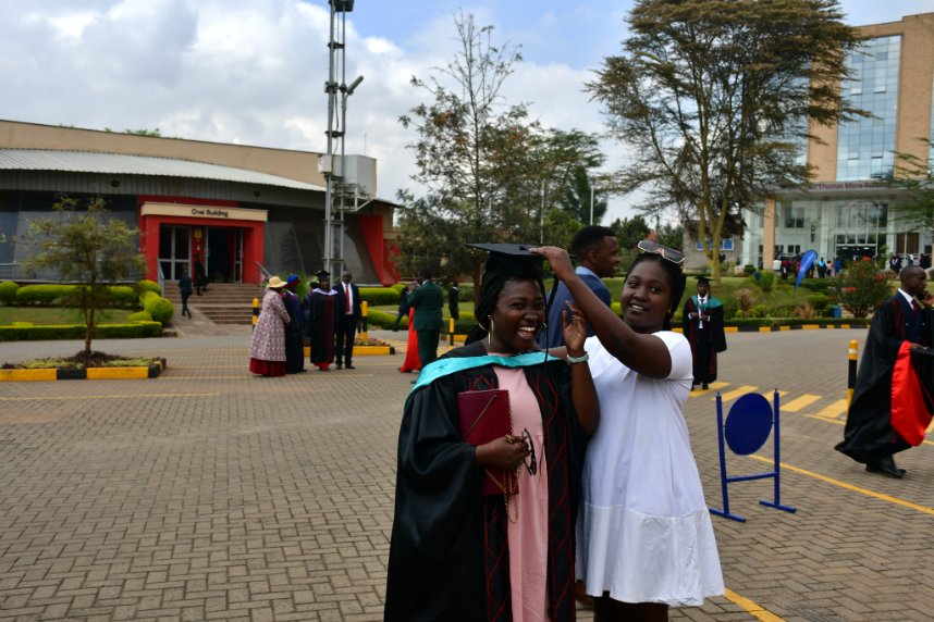 StrathU's tweet photo. Aaaaah... You know that graduation day feeling? It's finally here. Tupo site🥳🎓

Join us live here:  https://t.co/LNMggK0cyv

#SUGraduation22 #ClassOf2022 #SeizeTheMoments https://t.co/mXUKJ8t4Uw
