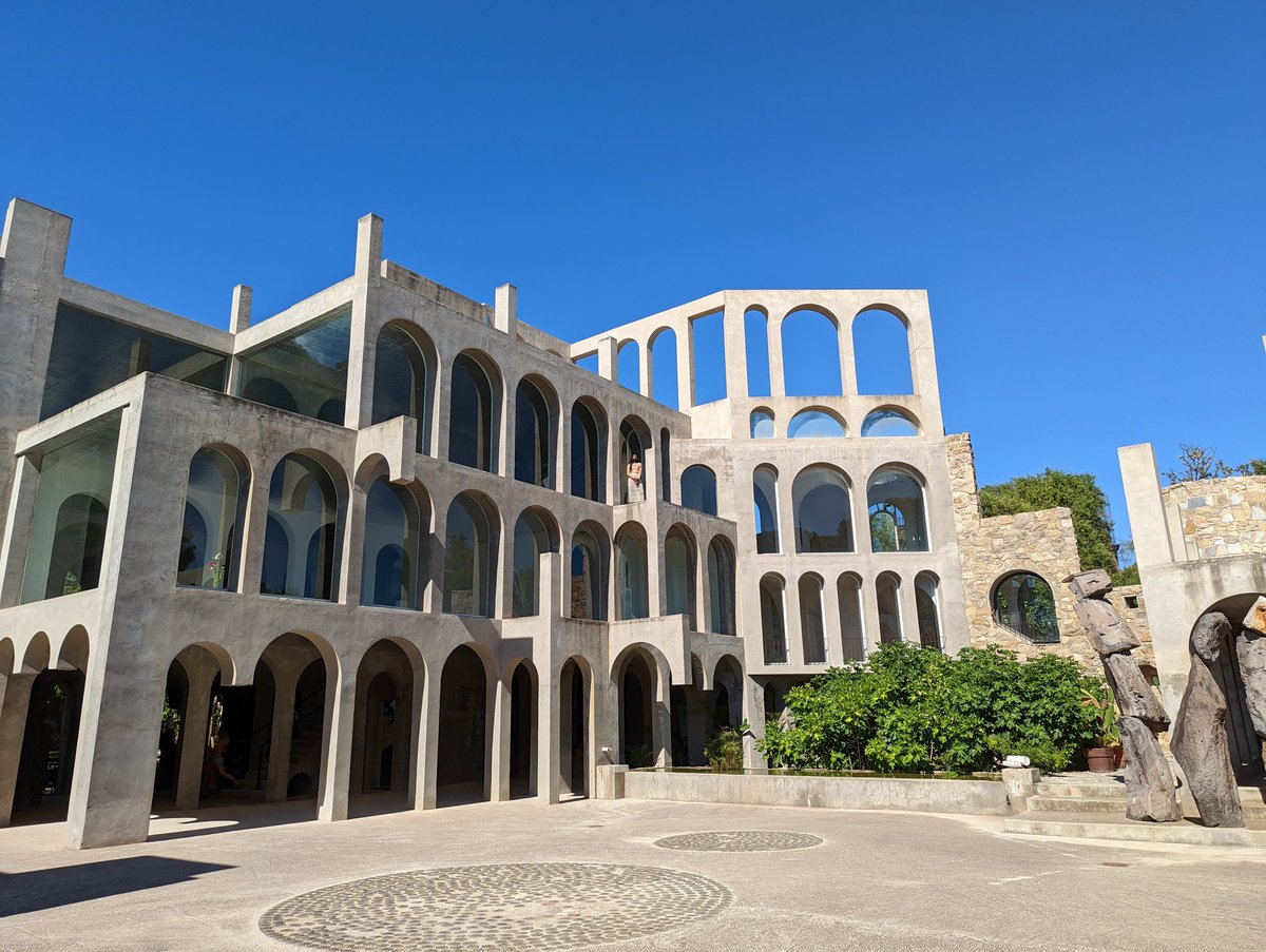 ofrias's tweet photo. Google usa la Casa Corberó de Esplugues para la demo de la cámara en el anuncio de su nuevo Pixel 7   https://t.co/Xu4ofW9ein https://t.co/U8pjbf4uXh