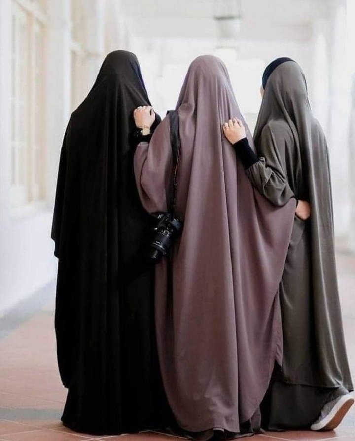 हिजाब सिर्फ़ तीन औरतों के लिए फर्ज़ है,
1: नबी (ﷺ) की बीवियों के लिए
2: नबी की बेटियों के लिए
3: मोमिना औरतों के लिए
इनमें आप शामिल हैं या नहीं खुद फैसला कीजिए
ऐ नबी अपनी बीवियों अपनी बेटियों और मुसलमानों की औरतों से कह दीजिए कि वोह अपने ऊपर चादर लटका लिया करें..
(Surah Ahjab)