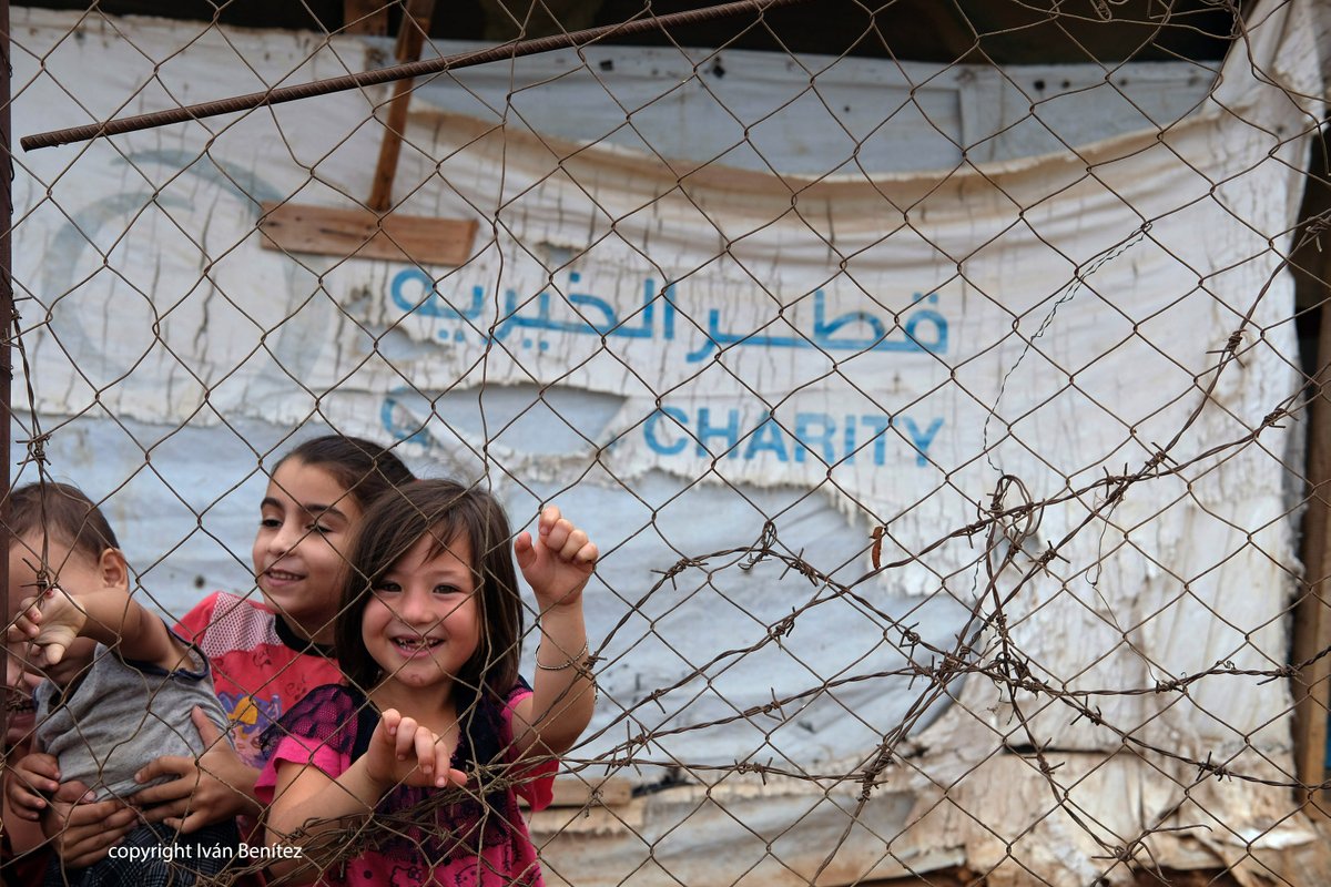 Sonrisas y espinos.
Estas niñas refugiadas sirias solo conocen la guerra y la huida. Y nunca han ido a la escuela. "¿Podemos ser tus hijas?", me preguntaban mientras las fotografiaba tras la alambrada de un asentamiento al norte del Líbano.
(Septiembre 2022)