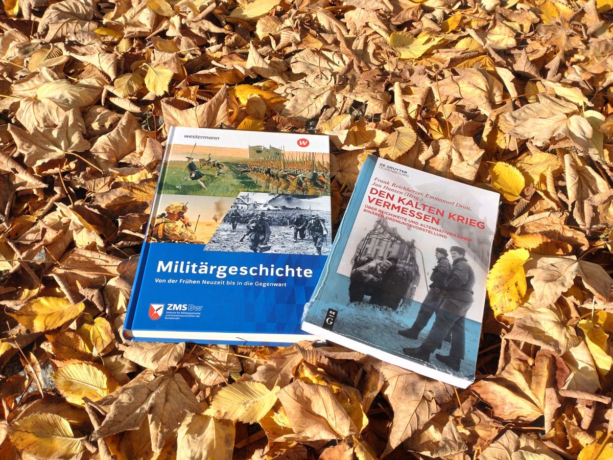 #Gewinnspiel! Wir haben gestern im #ZMSBw gleich mal kräftig zugegriffen und von den Veranstaltern der #ITMG2022 diese Preise zum Verlosen bekommen. Vielen Dank dafür! Teilnahme per RT, Bekanntgabe der Gewinner im Laufe des WEs.

#Militärgeschichte #twitterstorians #wisskomm
