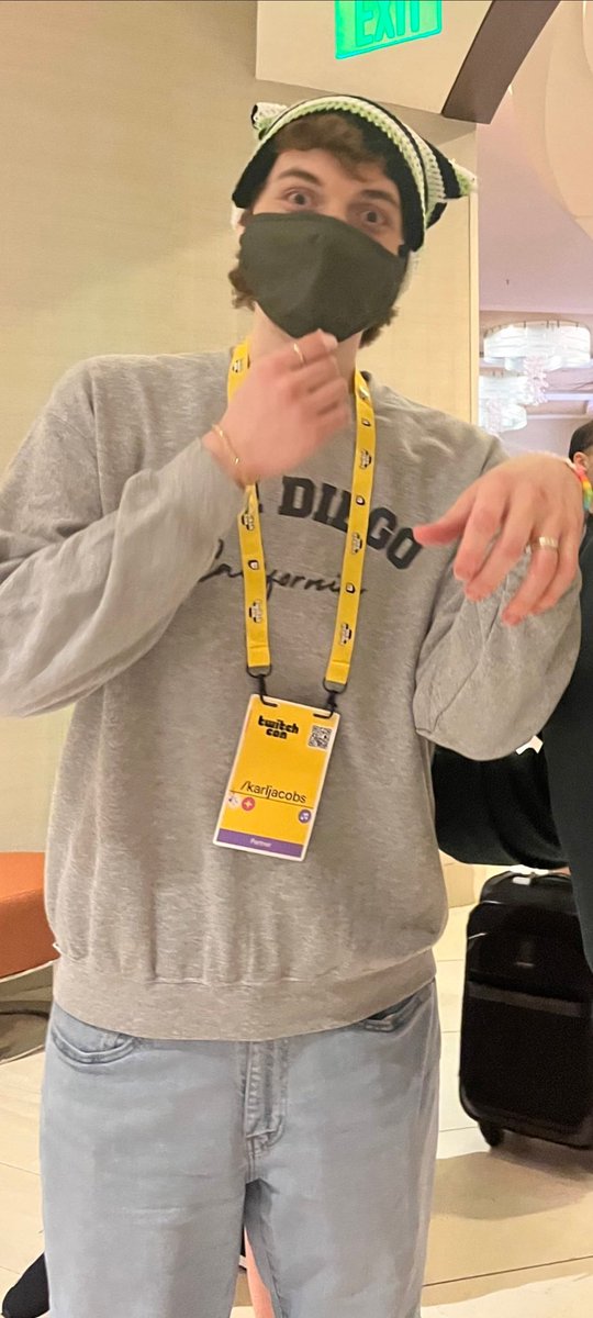 Tatia_naa's tweet image. Karl's way to mark his next kiss target is to give them his badge. Mark my word, dream fans. Mark my words.