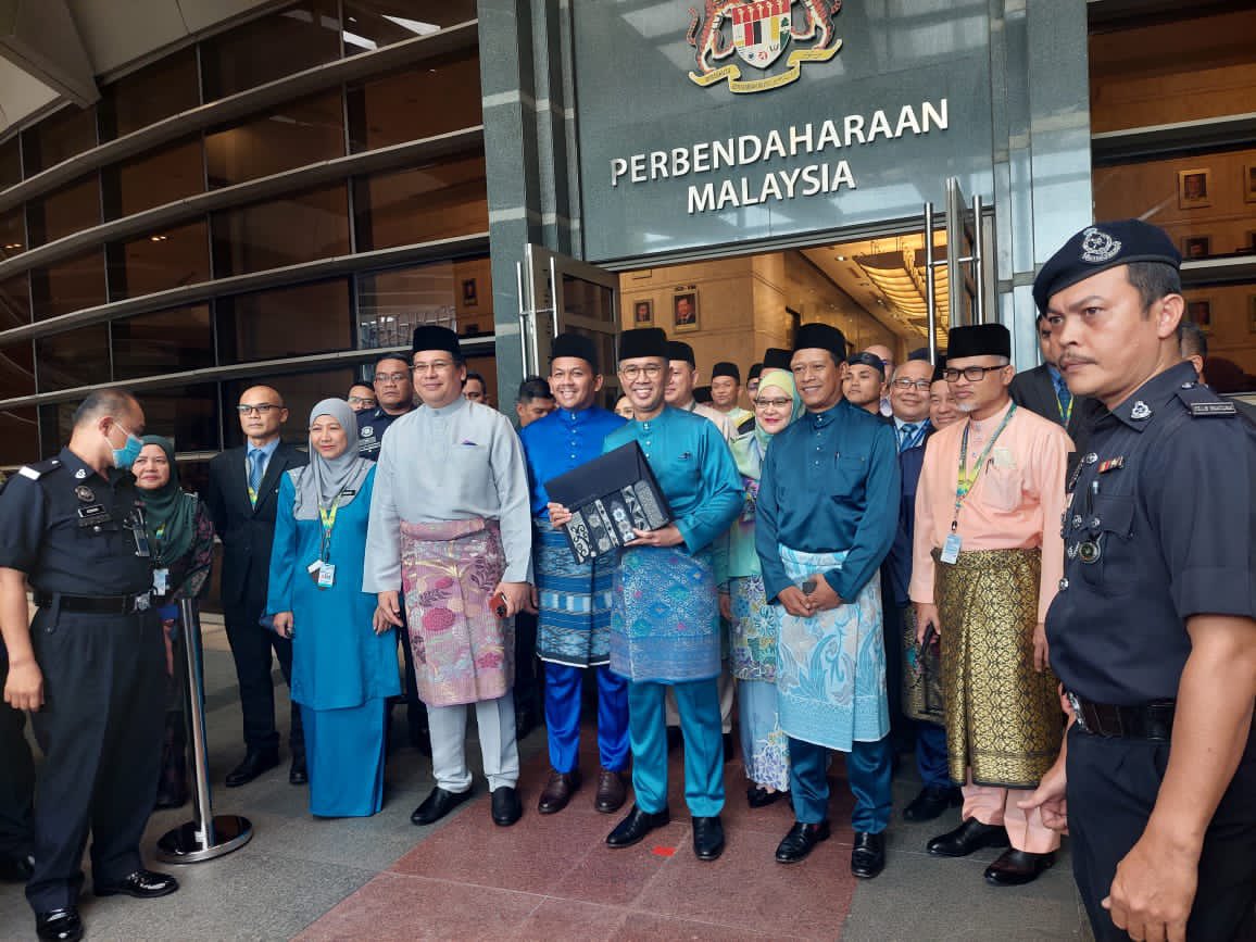 BAJET 2023 | TWEET HOUR

Menteri Kewangan  <a href="/tzafrul_aziz/">Tengku Zafrul 🇲🇾</a> meninggalkan Bangunan Kementerian Kewangan pada pukul 2.30 petang menuju ke Parlimen bagi Pembentangan Bajet 2023 yang dijadualkan pada pukul 4 petang nanti.

#Bajet2023
#KeluargaMalaysia
#MakmurBersama
#JabatanPenerangan