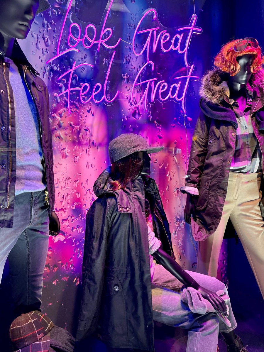 Eine Topumsetzung mit LED Beleuchtung, die auch mit kürzeren Einschaltzeiten Freude macht. Danke an unser Kreativ-Team. Die neue Schaufenster-Herbstkampagne jetzt an der Bahnhofstrasse 56 in Zürich.

#schaufenster #shopwindows #zürich #bahnhofstrasse #ochsport