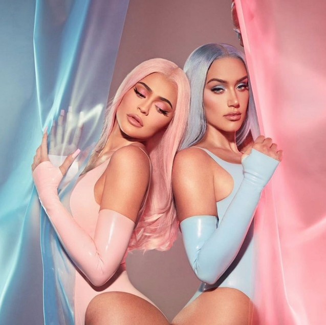 detikhot's tweet photo. #Foto Stassie atau Anastasia Karanikolaou merupakan sahabat dekat Kylie Jenner yang tengah jadi perbincangan karena telah berhasil memikat Kanye West. Seperti apa Stassie? Intip potretnya yuk!

Foto: Dok. Instagram
--
#Stassie #KylieJenner https://t.co/V1vEBTiv7F
