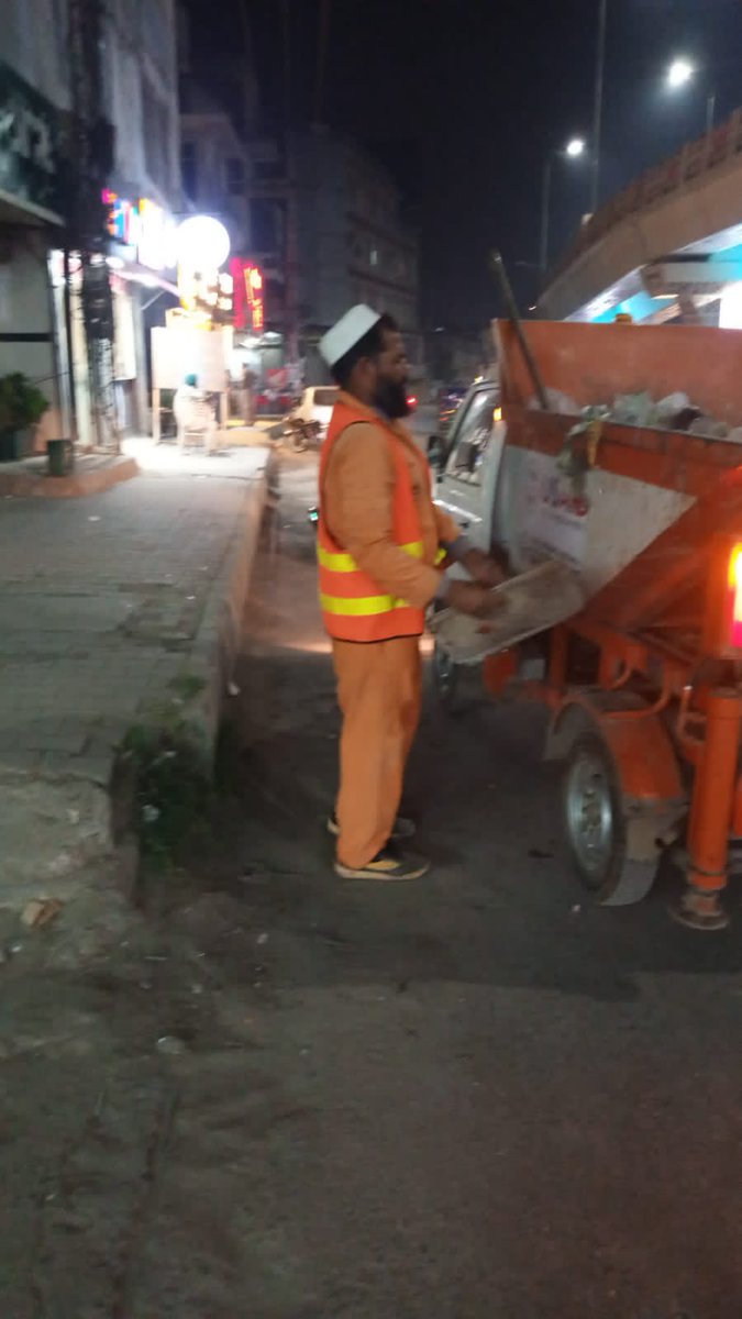 wsspofficial's tweet photo. Glimpses of #WSSP staff during night operation. In one of the pictures net is being set on canal passing through Board Bazaar to prevent shopkeepers and vendors disposing waste in it. #sanitation #wssp #cleanliness #Peshawar #BoardBazaar #Canal #Water #Zone_C https://t.co/fDurscUYZe