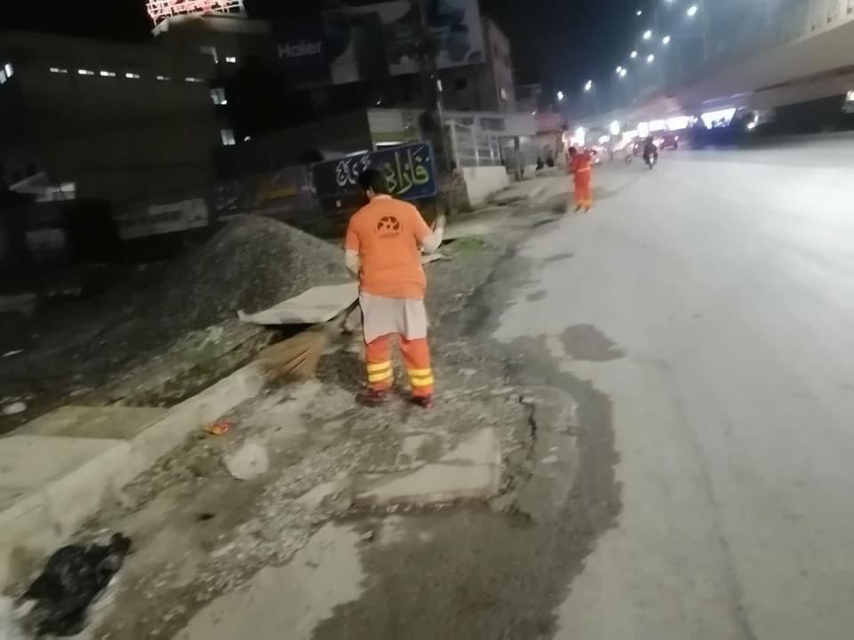 wsspofficial's tweet photo. Glimpses of #WSSP staff during night operation. In one of the pictures net is being set on canal passing through Board Bazaar to prevent shopkeepers and vendors disposing waste in it. #sanitation #wssp #cleanliness #Peshawar #BoardBazaar #Canal #Water #Zone_C https://t.co/fDurscUYZe