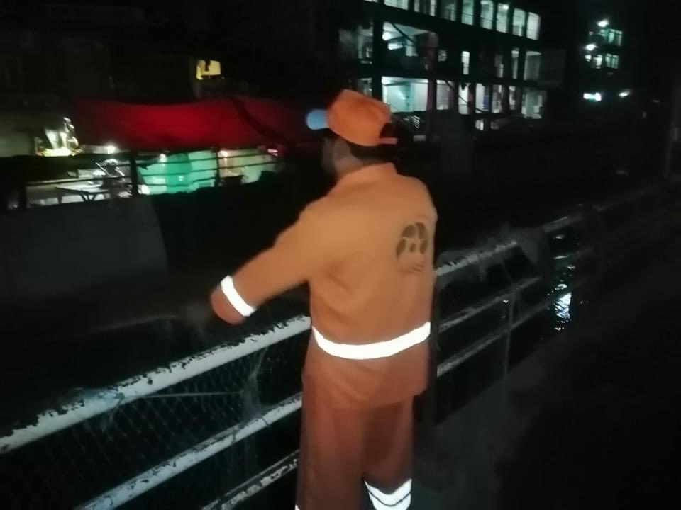 wsspofficial's tweet photo. Glimpses of #WSSP staff during night operation. In one of the pictures net is being set on canal passing through Board Bazaar to prevent shopkeepers and vendors disposing waste in it. #sanitation #wssp #cleanliness #Peshawar #BoardBazaar #Canal #Water #Zone_C https://t.co/fDurscUYZe