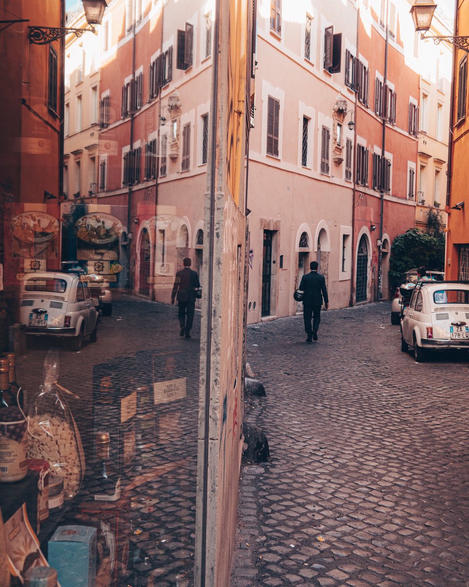 Riflesso nel quartiere di Trastevere #PictureOfTheDay #Roma #trastevere @chiara92kalepa @us_rome @corriereroma @Turismoromaweb @DiscoverItalia @500clubitalia @AmisdelaFiat500