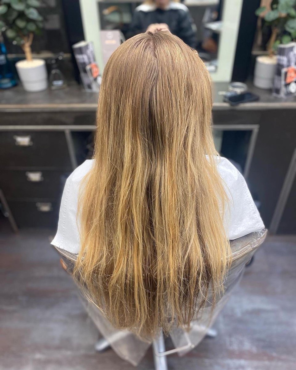 RMUKLeeds's tweet photo. Freshen up Friday ✨ Isobel loves the rooty look and so we always work away from the root but still get the best blend with half head highlights and K18 hair treatment! 

Hair by Louise Laura Hair👌🏼
#leedssalon #leedshairdresser #leedshighlights #leedscitycentre #leedscity https://t.co/b8ujzI4MB5