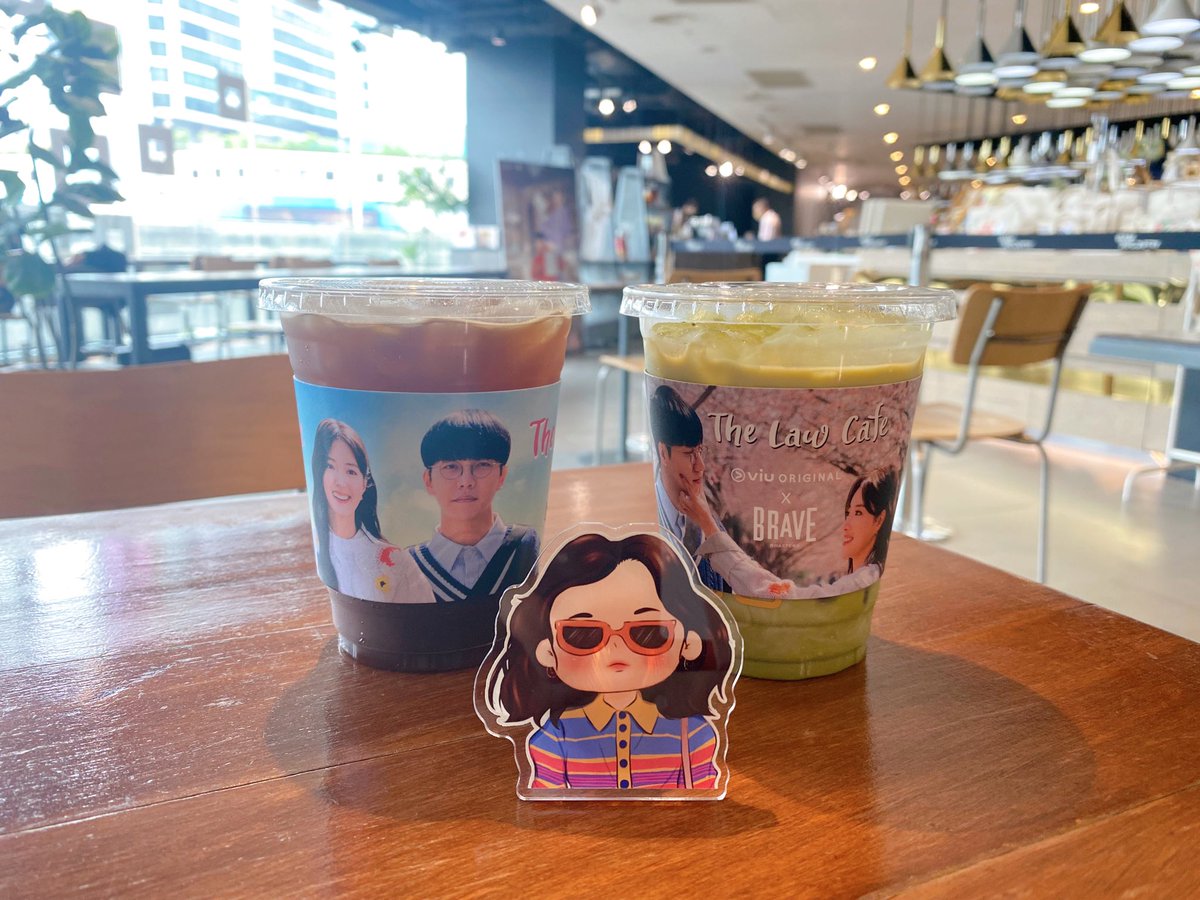 LSY_THAI's tweet photo. #ViuTheLawCafe 
Cup Sleeve มี 2 แบบ 
Photo Booth สามารถเลือกธีมซีรีส์ #TheLawCafe ได้ค่ะ มีให้เลือก 2 แบบเช่นกัน 

☕️ กาแฟอร่อยมาก มัชชะก็อร่อยมากไม่แพ้กัน #BraveRoasters

ขอบคุณ @VIU_TH ที่จัดกิจกรรมดีๆแบบนี้ และทีมงานเป็นกันเองมากๆเลยค่ะ 🙏🏻🙏🏻
#อีเซยอง #이세영 #LeeSeYoung 
#VIU https://t.co/EblkMWkfGG