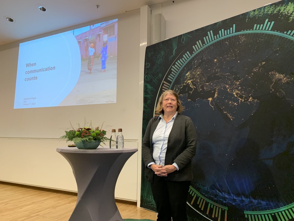 MariaKWedel's tweet photo. Tjoho! Efter tre år är det åter möjligt och dags för hedersdoktorsföreläsningar och promotion. Först ut är Madeleine Fogde, @MadeleineFogde, som verkligen fängslar som föreläsare.  #developmentforsustainablelife   på @_SLU https://t.co/v2QIHlso9R