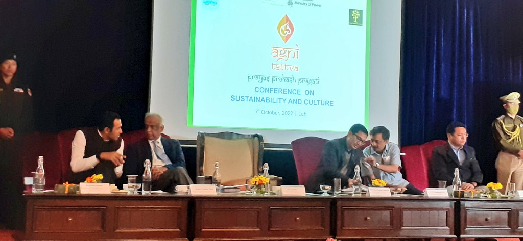 ddnewsladakh's tweet photo. RK Mathur @lg_ladakh addressing a Agni Tattva Conference on Sustainability and Culture in Leh. He called for Decentralised power generation from clean sources.
Part of Sumangalam series, org by @Vibha_India and #PowerFoundation of India. https://t.co/9IHtENf62x