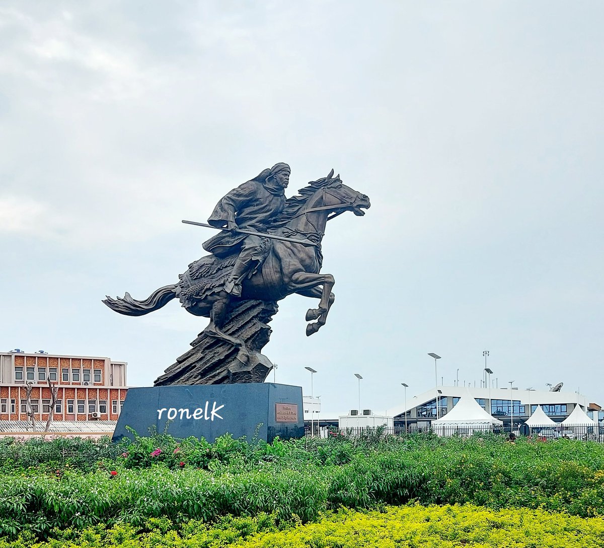 RKlaingar's tweet photo. Ce magnifique monument de BIO GUERRA est situé au rond point de l'aéroport international Cardinal Bernardin Gantin de Cotonou et sa visite est ouverte au public.

#cotonou #Benin #BrandingAfrica https://t.co/hTohNVXoRH