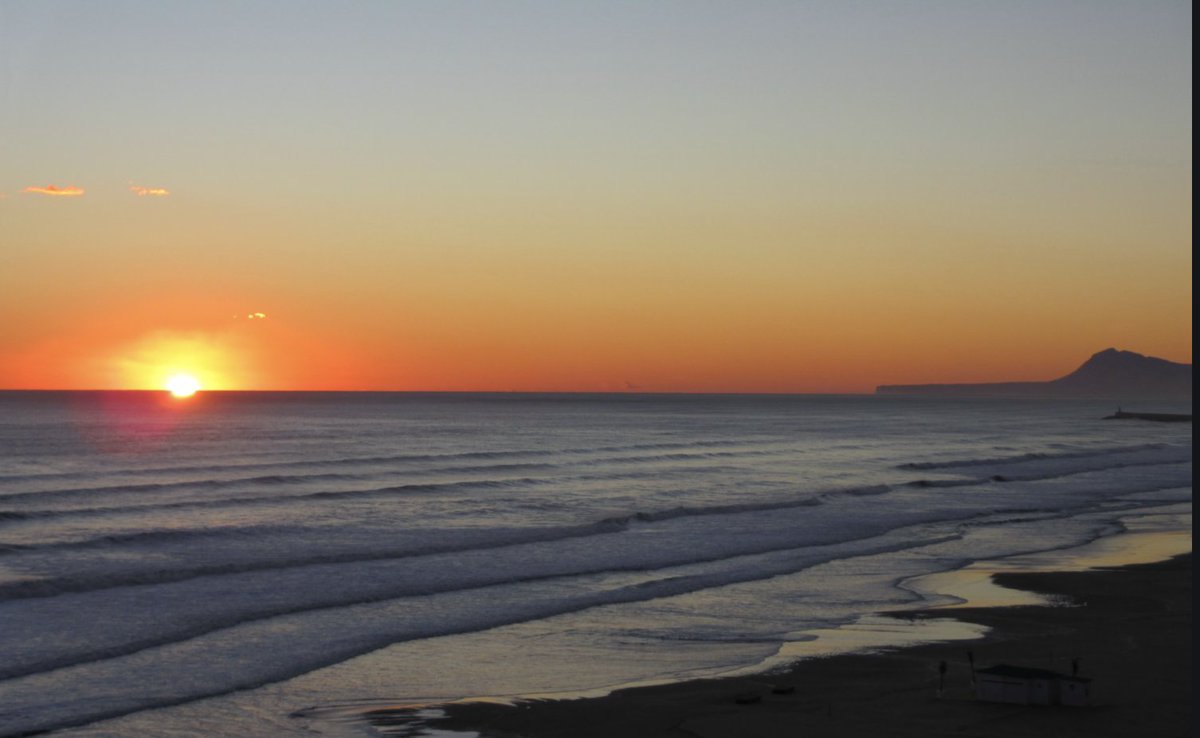 VivamosAhora's tweet photo. Buenos días, que este viernes sea de tranquilidad, descanso o de fiesta y marcha, según te apetezca, en cualquier caso pásalo muy bien, disfruta de la vida, no pierdas ni un tren que pase porque no vuelve. 🌹💞☕️💋 https://t.co/xnlhZ7mxtD