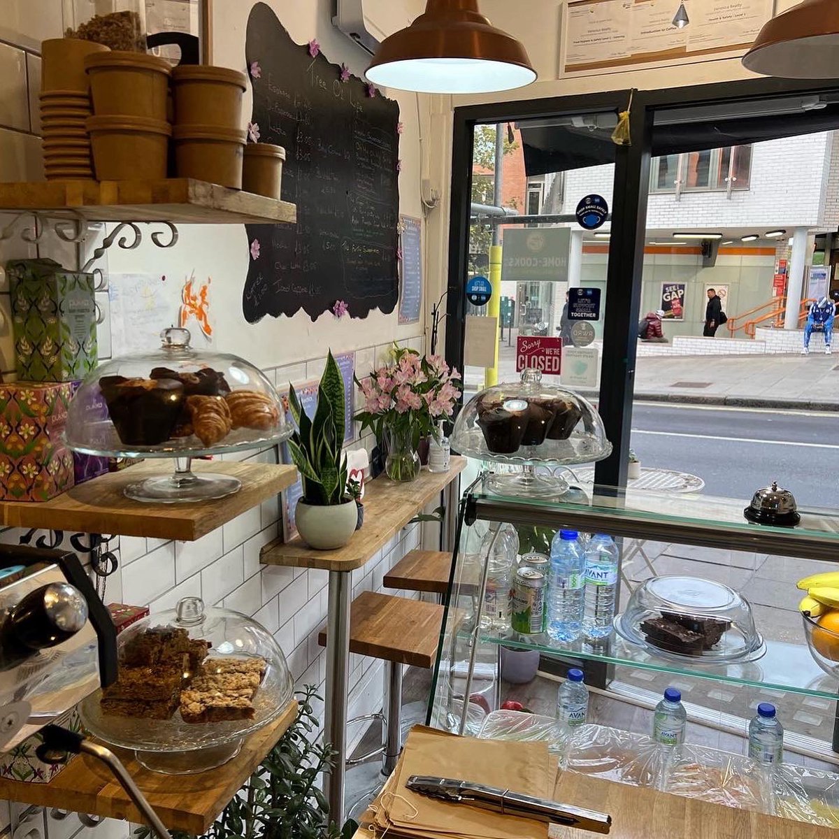 treeoflifeuklo2's tweet photo. #westhampstead#coffeeshop #vegan #vegetarian #cakes #falafels #saladbox #vegetarianrolls #juices @treeoflifeuklo2 @CreativeCravin 🤗❤️🙏 https://t.co/tnQJZdxADx