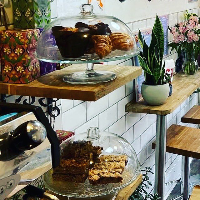 treeoflifeuklo2's tweet photo. #westhampstead#coffeeshop #vegan #vegetarian #cakes #falafels #saladbox #vegetarianrolls #juices @treeoflifeuklo2 @CreativeCravin 🤗❤️🙏 https://t.co/tnQJZdxADx