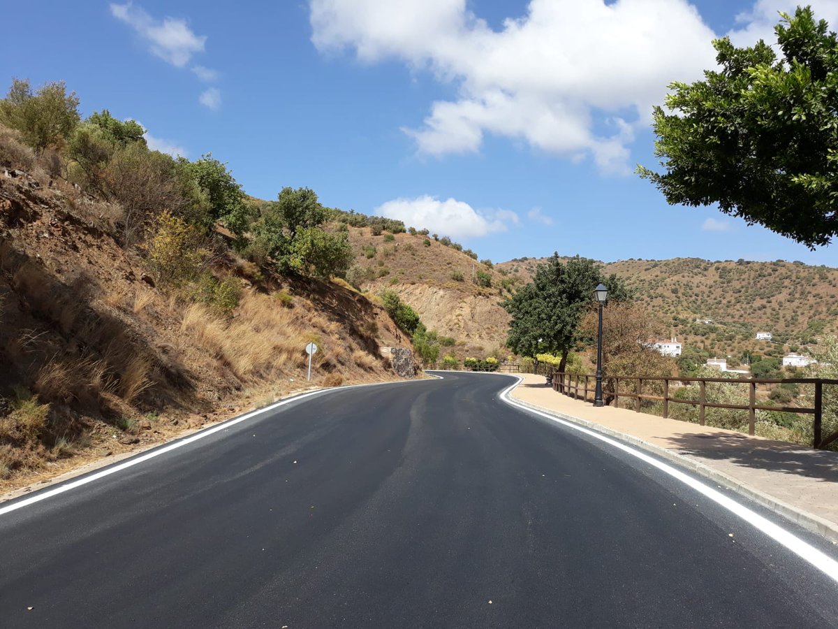 diputacionMLG's tweet photo. La @diputacionMLG ha realizado esta semana diversos trabajos de refuerzos de firme, pintura y marcas viales en carreteras de la Axarquía como la MA-3200 de Rincón de la Victoria a Benagalbón, la MA-3119, la travesía de Benamargosa (MA-3113 y MA-3107), la MA-3110 y la MA-3203. https://t.co/WSaySafEf8