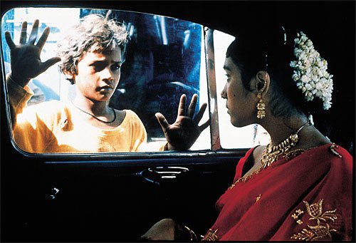 Critically-acclaimed film #SalaamBombay, directed by #MiraNair, starring Shafiq Syed, Hansa Vithal, Chanda Sharma, Nana Patekar, Raghuvir Yadav, Anita Kanwar & Raju Bernad with music by L. Subramaniam released on this date (07/10) in 1988.
#34YearsOfSalaamBombay @MiraPagliNair