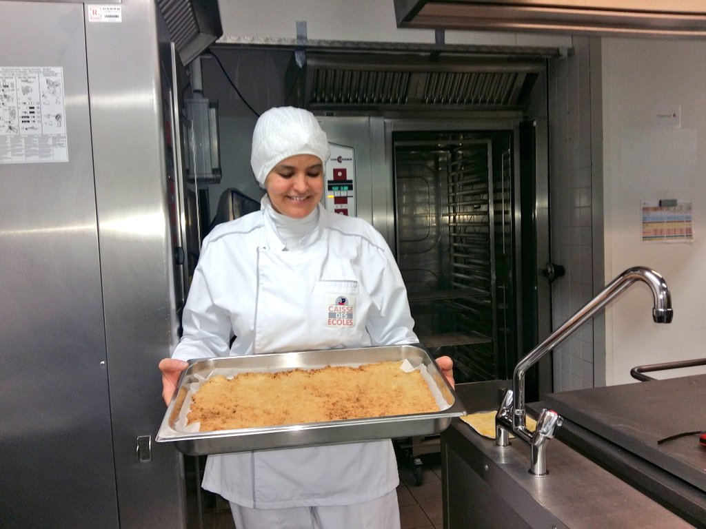 cde15_75015's tweet photo. Ce matin nos 21 cuisines dans les écoles de #paris15 préparent une nouvelle recette pour ce midi : un crumble aux poires "fait maison". En photos, les cheffes de cuisine Rose-Marie (cuisine Lacordaire) et Hayet (cuisine Convention). Bravo aux équipes ! 😉💪#cde15 #cantine15 https://t.co/Xcz0DXMkln
