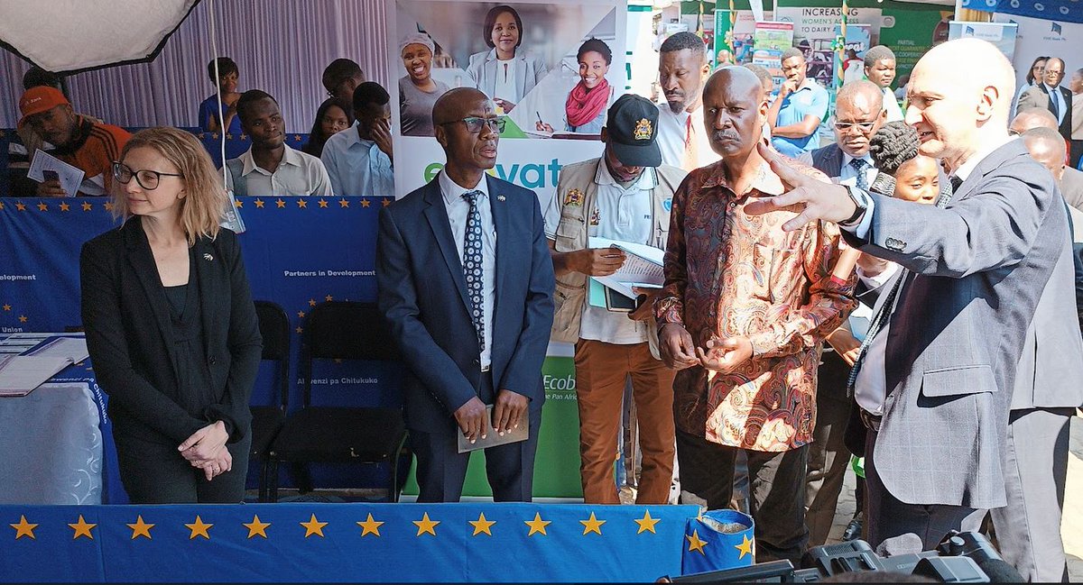 EUinMalawi's tweet photo. Min. of Agric,Honourable Lobin Lowe, visited Team Europe pavilion @ the 18th National Agriculture Fair. “With the right support smallholders hold the future of food systems transformation in Malawi, said Ivo Hoefkens, EU Head of Cooperation 
@Flanders_DFA @IrlEmbMalawi @giz_gmbh https://t.co/GlhedNr5nU