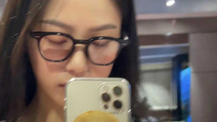 gominsipics's tweet photo. mirror selfie queen go minsi https://t.co/BOM1iskDKF