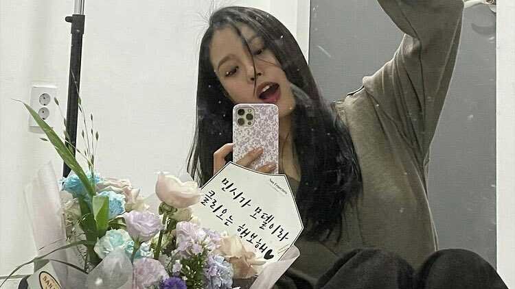 mirror selfie queen go minsi