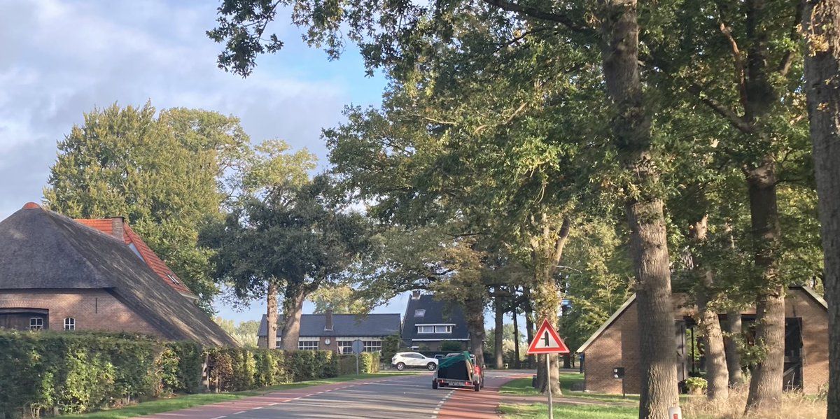 pgmhilferink's tweet photo. @Kettelarij Onderweg naar een afspraak kom ik door dit mooie stukje Gelderland 😊. Je zal er maar werken…. @Heldertransport https://t.co/xMmqeFviec