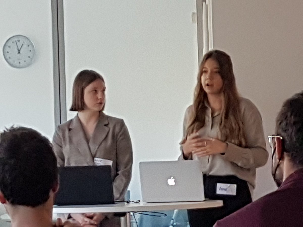 VBanholzer's tweet photo. Die Redakteurinnen von @befootec der @TH_Nuernberg präsentieren im @JWI_Berlin auf der Tagung @insist_network das von @wissimdialog ausgezeichnete Projekt #Bioökonomie für Schülerzeitungen. #twlz https://t.co/JrGkpyTijm
