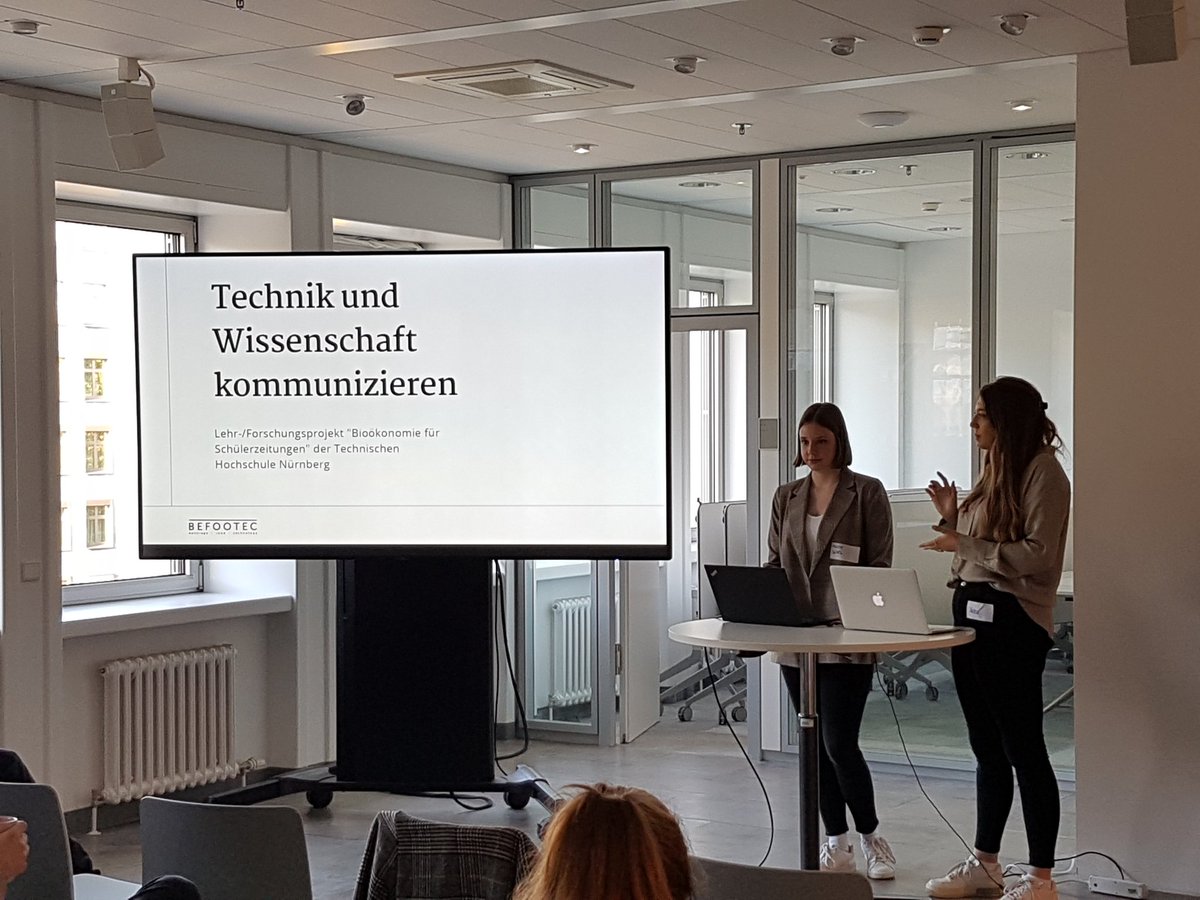 VBanholzer's tweet photo. Die Redakteurinnen von @befootec der @TH_Nuernberg präsentieren im @JWI_Berlin auf der Tagung @insist_network das von @wissimdialog ausgezeichnete Projekt #Bioökonomie für Schülerzeitungen. #twlz https://t.co/JrGkpyTijm