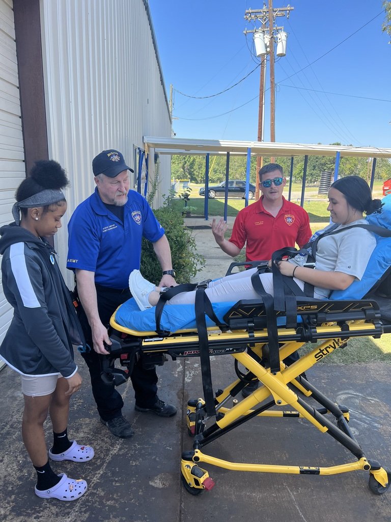 DesotoParish's tweet photo. DeSoto EMS visited the First Responder students at SHS and discussed with them all aspects of being an EMT. These students got to ask questions and see first hand how an Ambulance is set up and how they respond to calls. #FindYourWayFriday #DeSotoStrong https://t.co/RHxvPDTL8s