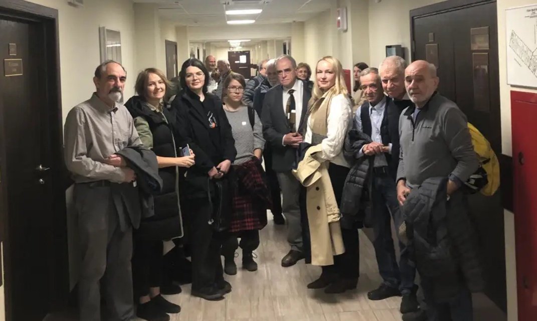 Nobel 2022. Today, in a Moscow court: people of Memorial, an NGO that for more than 30 years worked tirelessly to protect memory of Stalin's victims. Last year, Putin closed down Memorial; now he wants to grab their small building and destroy archives.