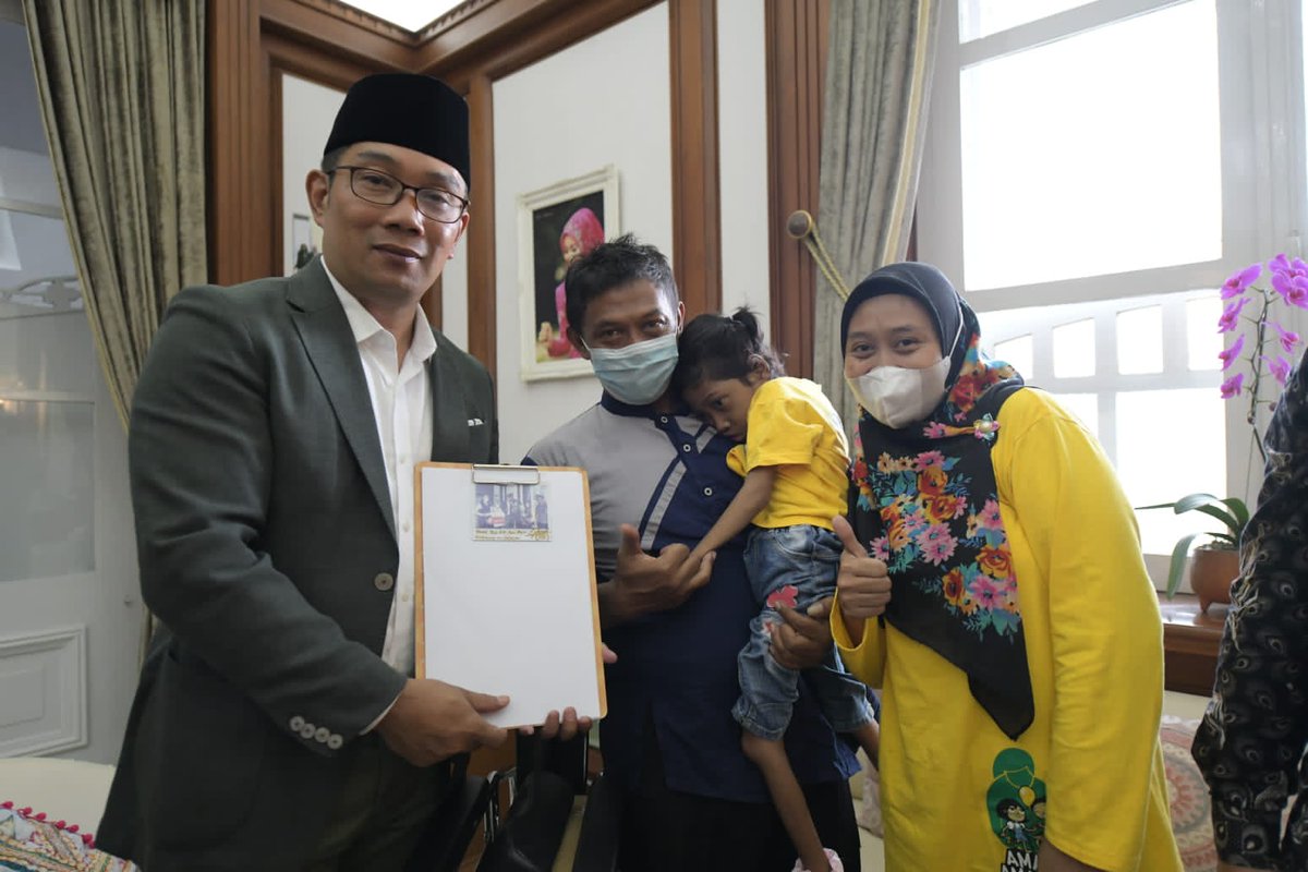 RkriKuningan's tweet photo. Kang Emil memberikan bantuan berupa alat bantu kursi roda kepada Aabidah

📍Gedung Pakuan, Bandung, Selasa (4/10/2022)

#RKRI #jabarjuara #indonesiajuara #ridwankamil  #kangemil https://t.co/0mS3fxp714