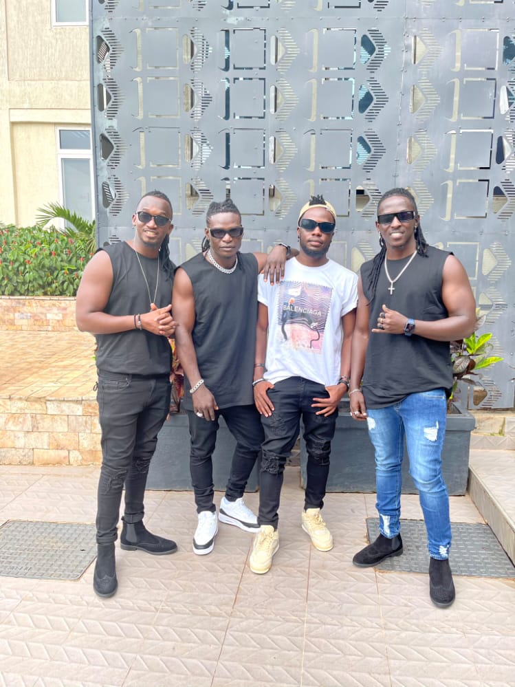 b2csojah's tweet photo. Good afternoon from the baddest gang #kampalaboyz โญ๐ฅ alongside Allah senior, great day fam ๐๐ปโค๏ธ.
#Curvy_neighbour
#Bless_me. https://t.co/M17OTsdcvq