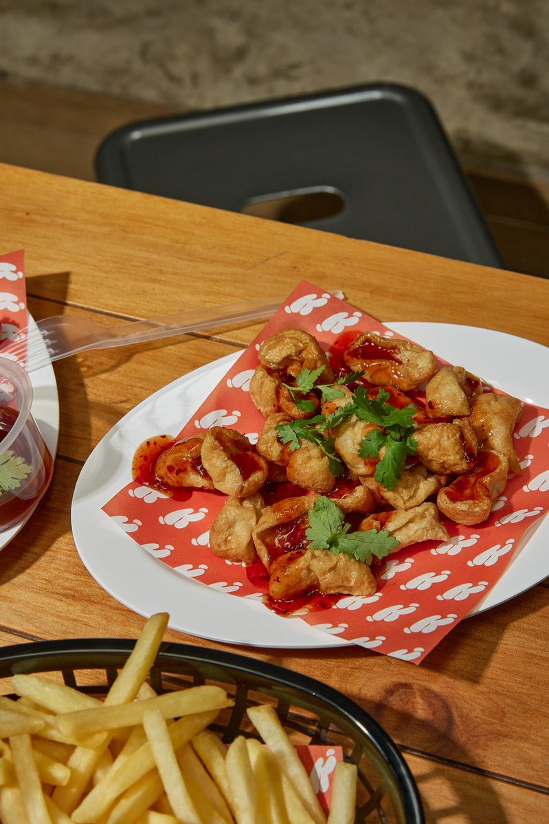 sundaeboyyy's tweet photo. วันก่อนไป theCOMMONS ศาลาแดงมา ตอนนี้มีร้านใหม่ๆเปิดเยอะมาก แต่สะดุดตาร้านนึงคือร้านKINKIN / แม่งขายลูกชิ้นและไส้กรอกแล้วคือคอนเซปดีมากก สมราคา และรสชาติแม่งอร่อยจัดๆคือยังมีอีกหลายเมนูยังไม่ลองซึ่งจะตามเก็บให้ครบเร็วๆนี้ 10 10 ไม่หัก@aroii @kin24hrs @Review_Thailand @ReviewAroii https://t.co/Nb9n8ROMu2