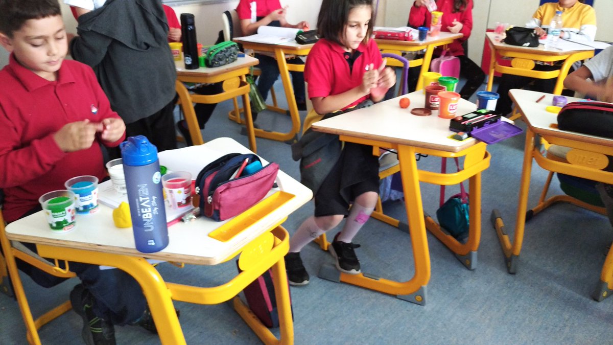 SalazHatice's tweet photo. Fen bilgisi dersimizde "Dünya'nın Katmanları" konumuzu oyun hamuruyla oluşturduk. @AtlihanMumtaz  @ismailK08300410 @nazan_dagdemir @bahcesehir_van https://t.co/U65NrXRHh9