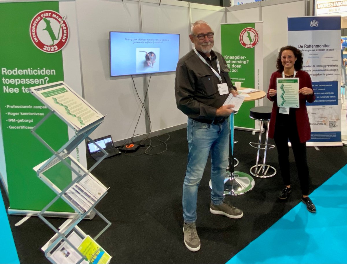 NVPB's tweet photo. Tijdens Vakbeurs Openbare Ruimte in de Jaarbeurs hebben Joan Schouten (vrz) en René Schouten (lid) van Technische Commissie de NVPB vertegenwoordigd bij de gezamenlijke stand deelnemers IPM Knaagdierbeheersing om gemeenten te informeren over #knaagdieren #IPM2023 #rattenmonitor https://t.co/8RJu8GmguH