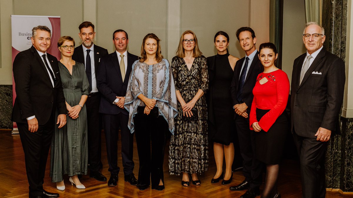 ccluxembourg's tweet photo. #GoInternational
🇩🇪🇱🇺 Die @LUinBerlin & die @ccluxembourg feierten gemeinsam mit II.KK.HH. Erbgroßherzog Guillaume & Erbgroßherzogin Stéphanie, LU Wirtschaftsminister @FranzFayot, @CarloThelen und Cindy Tereba das 10jährige Jubiläum des #BCLD. ▶️ https://t.co/ETgc6hlXPf https://t.co/VMDhuHuJ5j