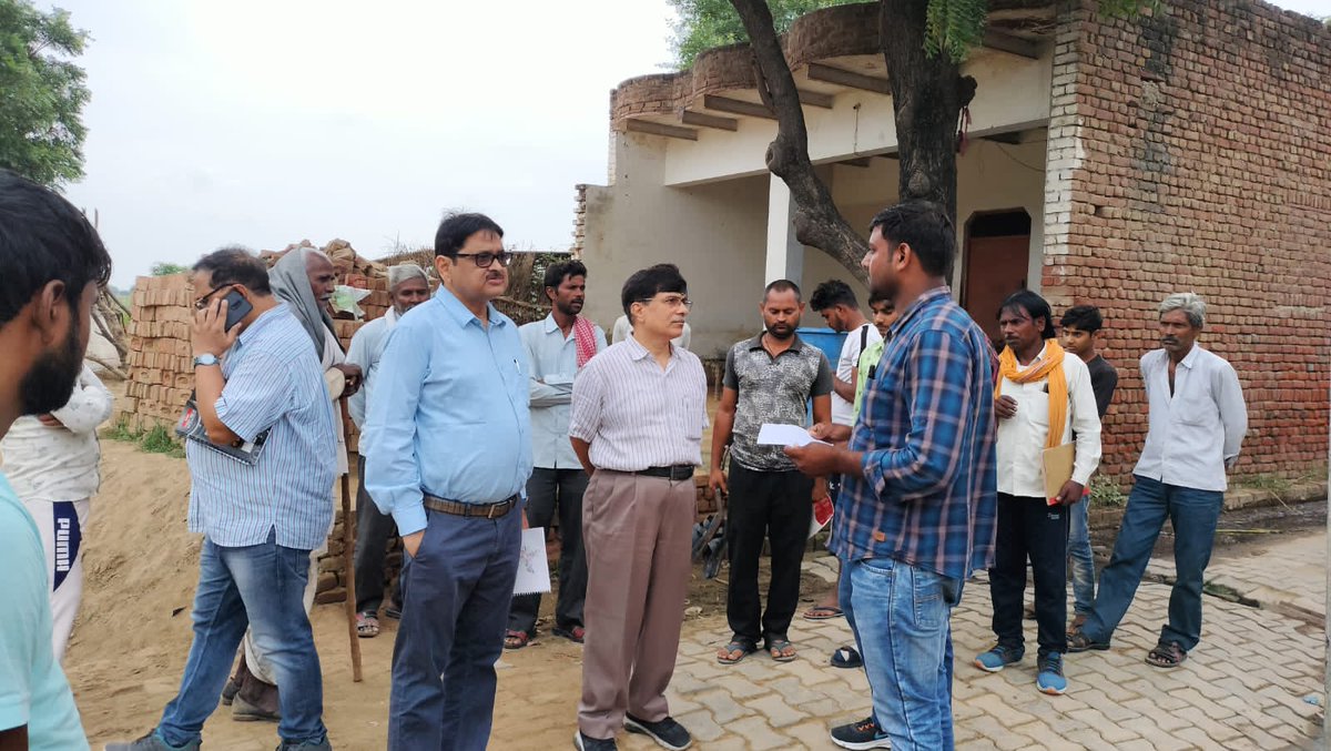 sdochhatikara's tweet photo. आज  ग्राम अल्लेहपुर, गोण्डा अटस एवं नगला सुरीर मे मुख्य अभियंता महोदय आगरा जोन 2 के द्वारा अधीक्षण अभियंता महोदय शहरी एवं अधिशाषी अभियंता महोदय वृन्दावन के साथ कैंप एवं डिसकनेक्शन अभियान का औचक निरिक्षण किया गया। @myogiadityanath @aksharmaBharat @MDDVVNL @se_eudcmathura https://t.co/UYYHj6OcYP
