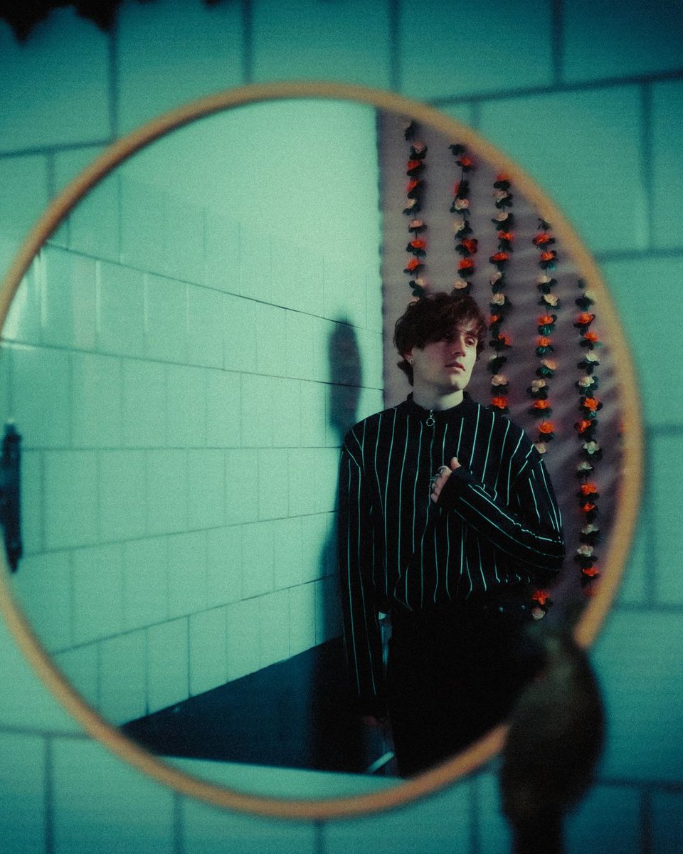 IsaacFansMexico's tweet photo. "¡Hoy salió 'Fingers Crossed'! El nuevo EP de @/isaacandersonmusic Tomamos estas fotos hace un tiempo, ¡así que tenerlo todo en la naturaleza ahora es una sensación tan buena! He visto que hay algunas copias físicas del EP con mis fotos también y otras piezas de merch...+ https://t.co/UNJfKntlZk