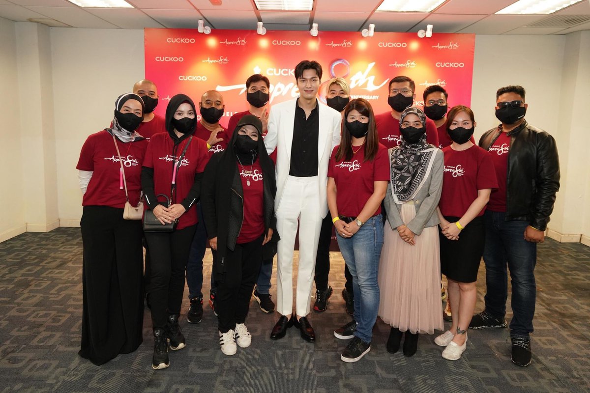 20221001 <a href="/ActorLeeMinHo/">Lee Min Ho</a> with @CUCKOO member At Cuckoo Appreciate8th concert 

Cr : Cuckoo

m.facebook.com/story.php?stor…

#cuckoo
#Appreciate8thConcert 
#SAMASAMAHealthier